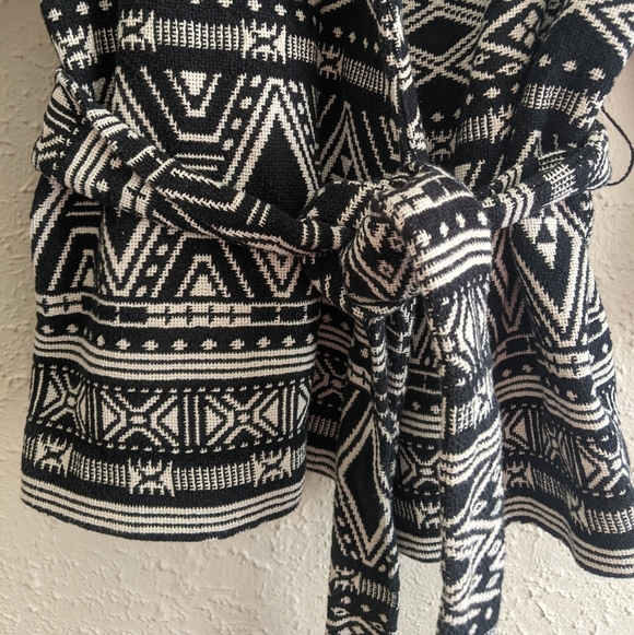 H&M Conscious Aztec Wrap Jacket - Picture 6 of 10